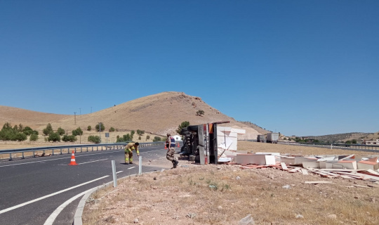 Mardin’de dolap yüklü tır devrildi Mardin’de dolap yüklü tır devrildi