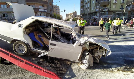 Mardin’de otomobil ile traktör çarpıştı: 1’i ağır 4 yaralı