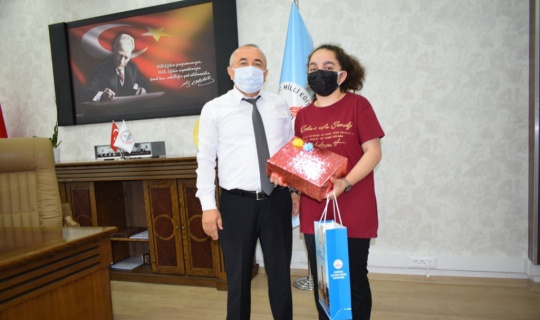 Milli Eğitim Müdürü Sepetci LGS ilçe birincisini ödüllendirdi Milli Eğitim Müdürü Sepetci LGS ilçe birincisini ödüllendirdi