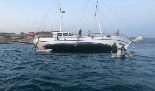 Milyon dolarlık tur teknesi karaya oturdu, turistler son anda kurtarıldı