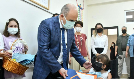 Minik öğrencilerin karneleri Vali Dağlı’dan Minik öğrencilerin karneleri Vali Dağlı’dan