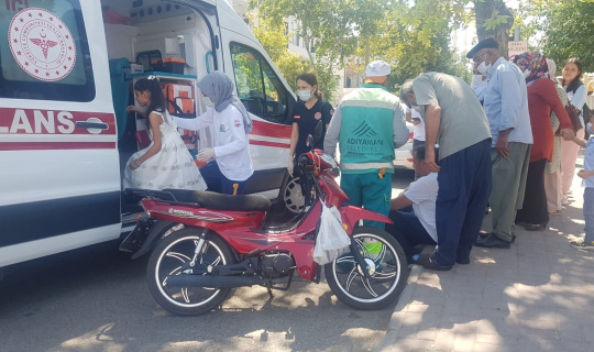 Motosiklet ile otomobil çarpıştı: 3 yaralı Motosiklet ile otomobil çarpıştı: 3 yaralı