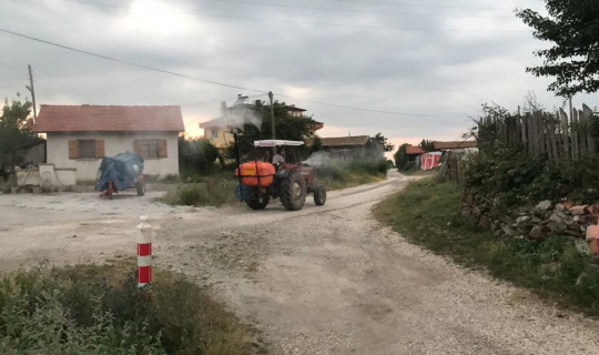 Muhtar köyü sineklere karşı ilaçlıyor Muhtar köyü sineklere karşı ilaçlıyor