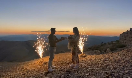 Nemrut Dağı’nda evlenme teklifi Nemrut Dağı’nda evlenme teklifi