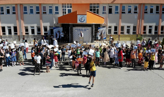Nevşehir’de öğrenciler karne sevincini yaşadı Nevşehir’de öğrenciler karne sevincini yaşadı