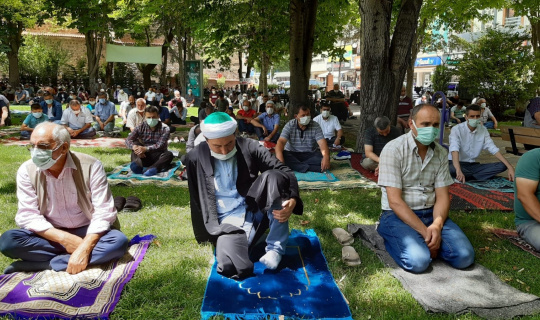 Normalleşmenin ilk cumasında vatandaşlar camilere akın etti Normalleşmenin ilk cumasında vatandaşlar camilere akın etti