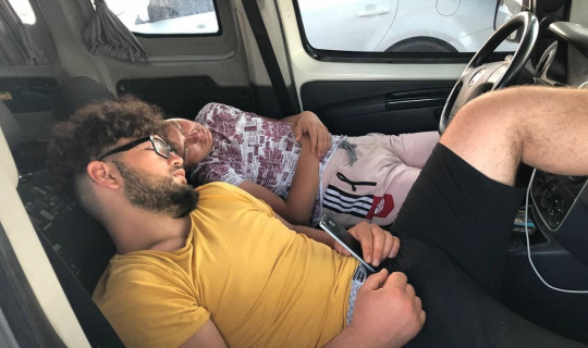 Oteller yüzde yüz doldu, dışarıda kalan tatilciler araçlarında ve yerlerde uyudu
