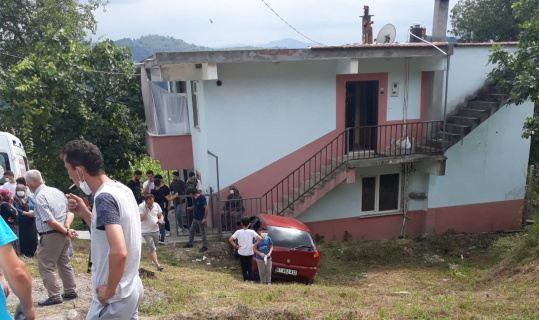 Otomobil evin duvarına çarptı: 2 yaralı Otomobil evin duvarına çarptı: 2 yaralı