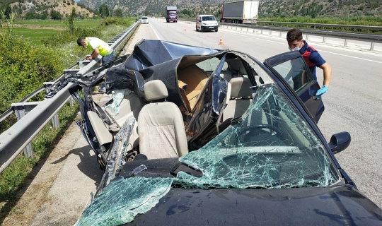 Otomobil tıra çarptı: 1 ölü, 2 yaralı Otomobil tıra çarptı: 1 ölü, 2 yaralı