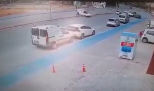 Otomobilin çarptığı yayanın yanından geçip gittiler Otomobilin çarptığı yayanın yanından geçip gittiler