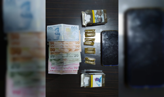 Sigara paketine uyuşturucu sakladı, polisi görünce sokağa attı Sigara paketine uyuşturucu sakladı, polisi görünce sokağa attı