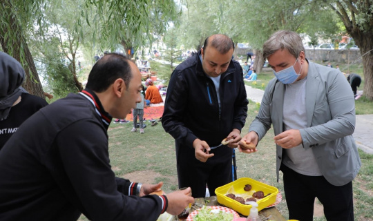 Pandemi normalleşmesinde sağlık çalışanları moral pikniğinde bir araya geldi Pandemi normalleşmesinde sağlık çalışanları moral pikniğinde bir araya geldi