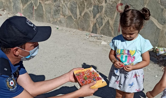 Polis ekiplerinden çocuklara bayram şekeri Polis ekiplerinden çocuklara bayram şekeri