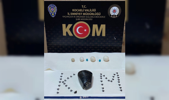 Polis ekiplerinin durdurduğu araçta değerli taş ve tarihi eser ele geçirildi Polis ekiplerinin durdurduğu araçta değerli taş ve tarihi eser ele geçirildi