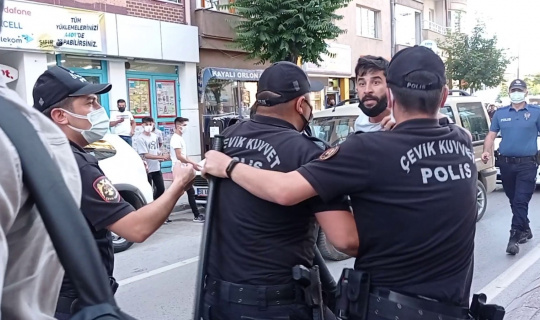 Kavgayı Görüntüleyen Gazetecilere Polis Engeli Kavgayı Görüntüleyen Gazetecilere Polis Engeli