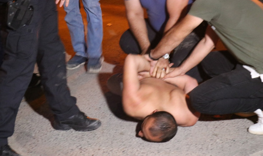 Polislerin Sarhoş Şahısla İmtihanı! Vincin Altına Saklanıp... Polislerin Sarhoş Şahısla İmtihanı! Vincin Altına Saklanıp...