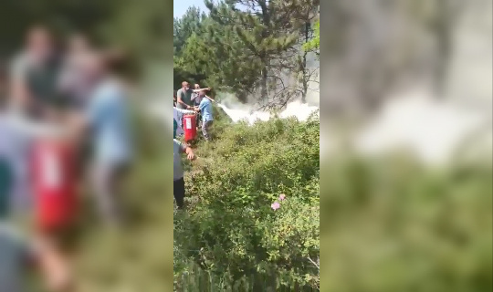 Sağlık çalışanları yangın tüpleri ile yanan ormanı söndürmeye koştu Sağlık çalışanları yangın tüpleri ile yanan ormanı söndürmeye koştu