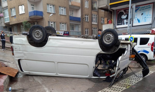 Samsun’da kamyonet devrildi: 3 yaralı