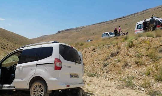 Şarampole devrilen aracın sürücüsü hayatını kaybetti Şarampole devrilen aracın sürücüsü hayatını kaybetti