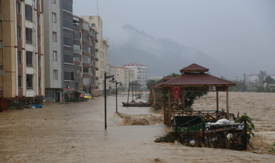 Sel sonrası göle dönen Artvin'in Arhavi ilçe merkezi ...