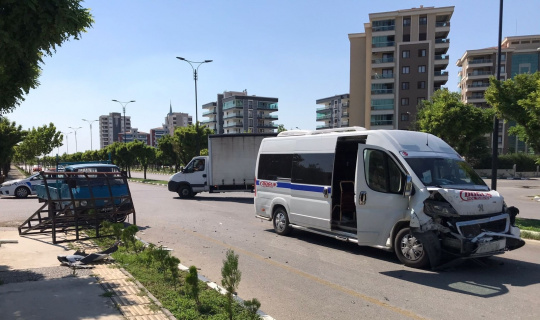 Servis otobüsü kamyonetle çarpıştı: 5 yaralı Servis otobüsü kamyonetle çarpıştı: 5 yaralı