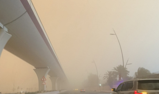 Suudi Arabistan’da kum fırtınası gökyüzünü turuncuya bürüdü