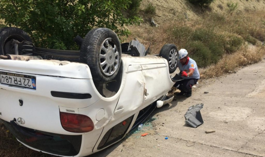 Takla atan otomobilde anne ve kızı yaralandı Takla atan otomobilde anne ve kızı yaralandı