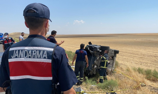 Takla atarak hurdaya dönen otomobilde 2 ölü, 4 yaralı Takla atarak hurdaya dönen otomobilde 2 ölü, 4 yaralı