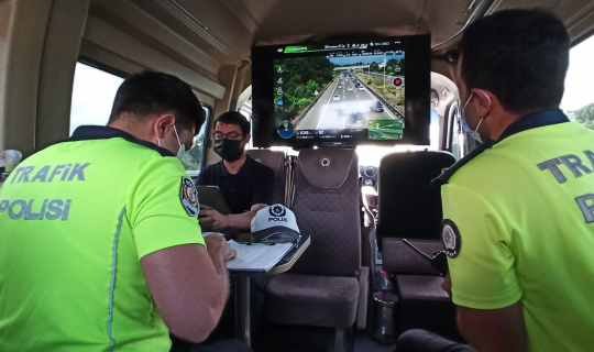 TEM’de drone ile denetimde sürücülere ceza yağdı TEM’de drone ile denetimde sürücülere ceza yağdı