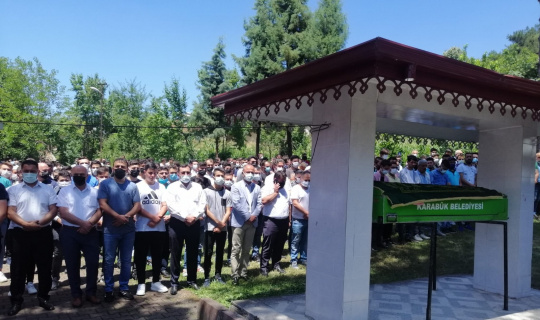 Trafik kazasında hayatını kaybeden genç son yolculuğuna uğurlandı Trafik kazasında hayatını kaybeden genç son yolculuğuna uğurlandı