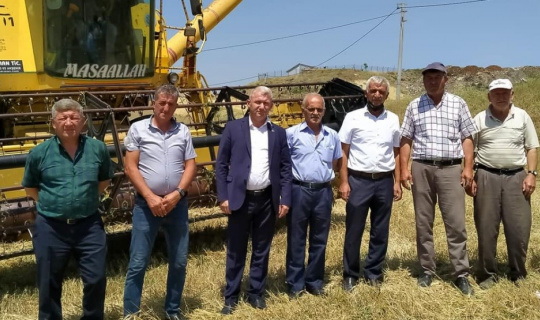 Tunçbilek beldesinde çiftçiler mahsulünü hasat ediyor Tunçbilek beldesinde çiftçiler mahsulünü hasat ediyor