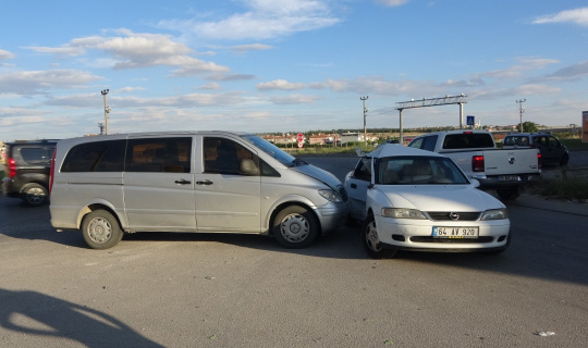 Uşak’ta minibüs otomobille çarpıştı; 8 yaralı Uşak’ta minibüs otomobille çarpıştı; 8 yaralı