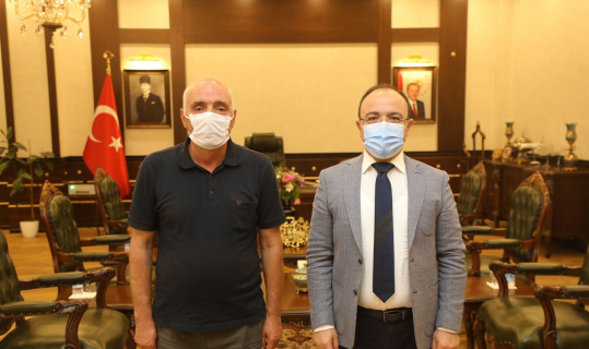 Vali istedi muhtar sigarayı bırakmak için söz verdi Vali istedi muhtar sigarayı bırakmak için söz verdi