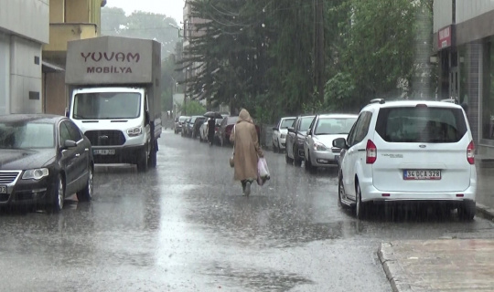 Yaz yağmuruna hazırlıksız yakalandılar Yaz yağmuruna hazırlıksız yakalandılar