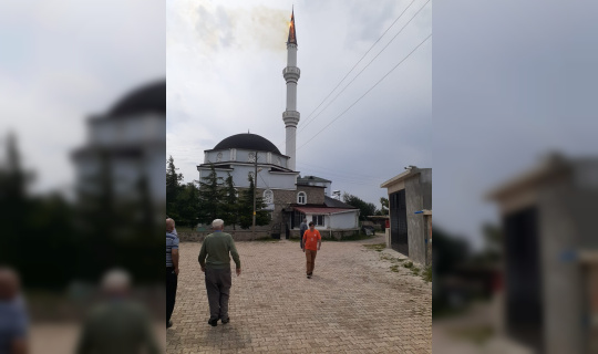 Yıldırım düşen caminin minaresinde yangın Yıldırım düşen caminin minaresinde yangın