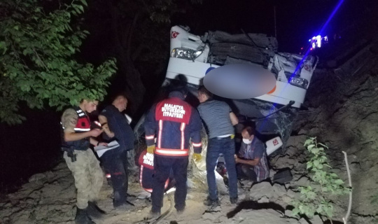 Yolcu otobüsü devrildi, göçmenler kaza yerinden kaçtı Yolcu otobüsü devrildi, göçmenler kaza yerinden kaçtı