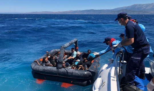 Yunan unsurlarının ölüme terk ettiği 26 göçmen kurtarıldı