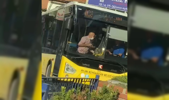 70 yaşındaki yolcu, otobüs şoförünü bıçaklamaya kalktı 70 yaşındaki yolcu, otobüs şoförünü bıçaklamaya kalktı