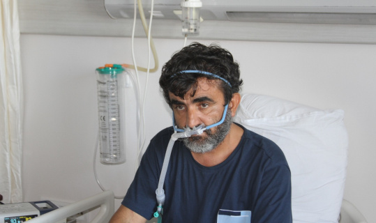 Ailesinde 12 kişi korona oldu iyileşti, aşı olmadığı için hastanede yaşam mücadelesi veriyor: “Kendimi dövmek istiyorum”