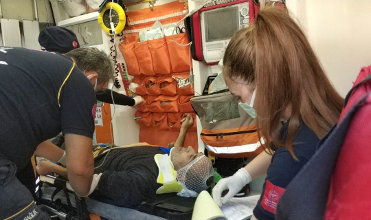 Anahtarı evde unutup balkondan eve girmek isterken 3. kattan düştü Anahtarı evde unutup balkondan eve girmek isterken 3. kattan düştü