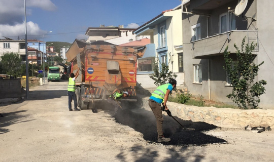 Asfalt onarım çalışmaları devam ediyor Asfalt onarım çalışmaları devam ediyor