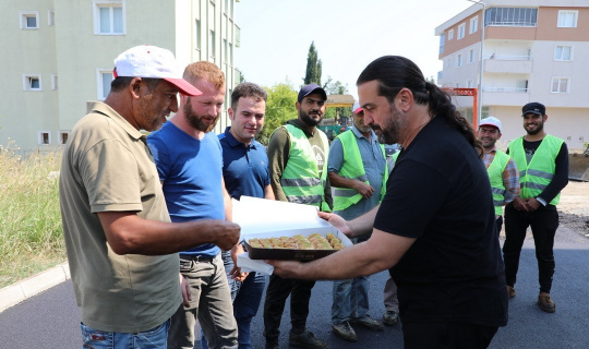 Asfaltlama ekibine tatlı sürpriz