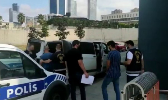 Ataşehir’de polisleri gören şüpheli, uyuşturucu dolu poşeti pencereden attı