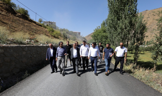 Bahçesaray’da toprak yollar asfaltlanıyor Bahçesaray’da toprak yollar asfaltlanıyor