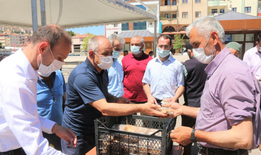 Başkan Öztürk aşure ikram etti