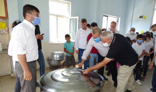 Başkanlar ve milletvekili aşure kazanının kapağını parayla kaldırdı