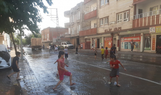 Batman’da patlayan su borusu mahalledeki çocuklara eğlence oldu