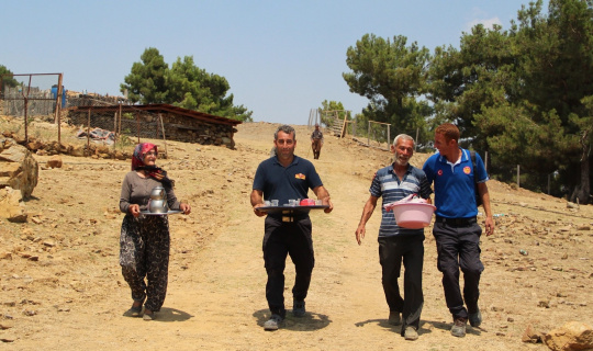 Bin 200 rakımlı yangın bölgesinde, Ayşegül teyzeden söndürme ekiplerine gönül sofrası