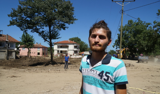 Boyunu aşan sel sularına rağmen sörf tahtasıyla 4 kişiyi kurtardı