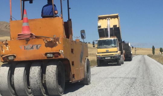 Büyükşehirden kırsal mahalle yollarına hizmet yolculuğu